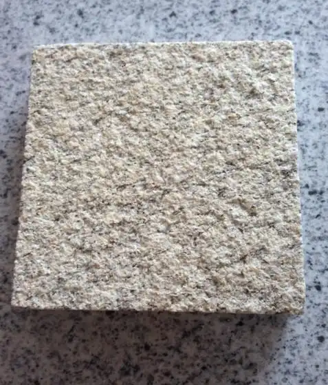 山东黄金麻石材已经成为好多家庭必备的装饰材料,以自身自然的纹理和