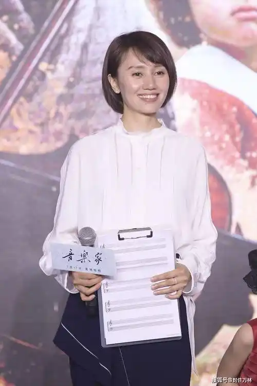 原创初春必备白衬衫学袁泉搭配半身裙简约高级剪波波头清爽又洋气