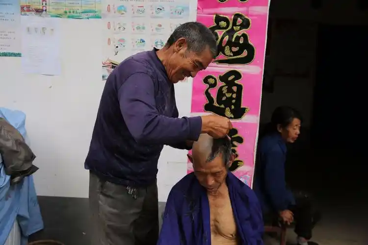 大山里的留守老人互助剃光头 5分钟刮光一个头
