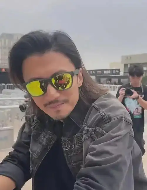 这次,谢霆锋留着长发,戴着黑色的墨镜,还留了一点小胡须,整个人散发出