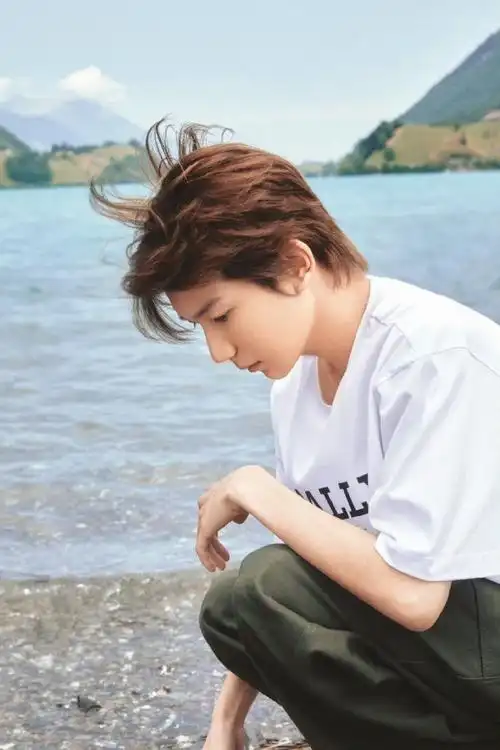 清爽穿搭帅气值拉满～扔石子打水漂太可爱了#王源立夏营业照