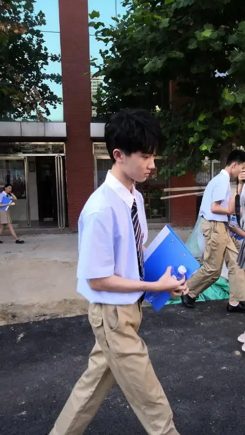 马嘉祺校园风干净阳光的帅气学长,校服领带杀更加让人心动@时代少年团