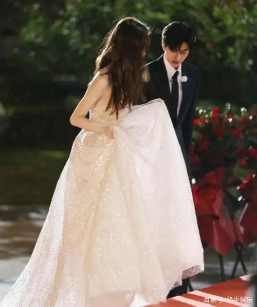 《奔跑吧》蔡徐坤首次挑战络腮胡,与关晓彤互动,背后标签反差萌