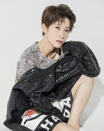 组图:朱璇新年写真公开 治愈系笑容温暖迷人