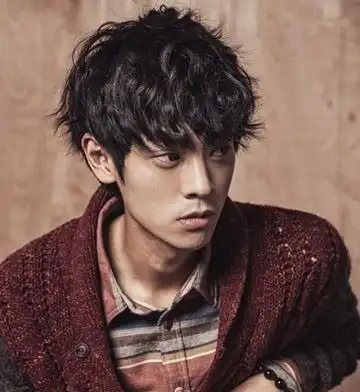 男生尖脸帅气短发发型设计