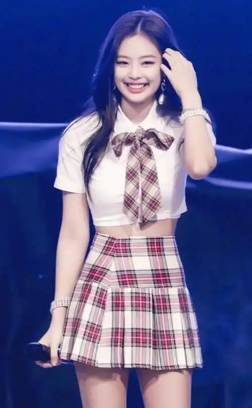 jennie是一个甜美又漂亮的女孩子,她穿衬衫配百褶裙时非常时尚.