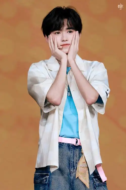 宋亚轩康师傅冰红茶品牌代言人##时代少年团夏日清爽穿搭##冰红茶