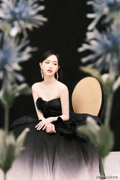图中的唐嫣身穿上黑下白渐变色抹胸露肩拖地礼服裙,一头直发披肩,红唇