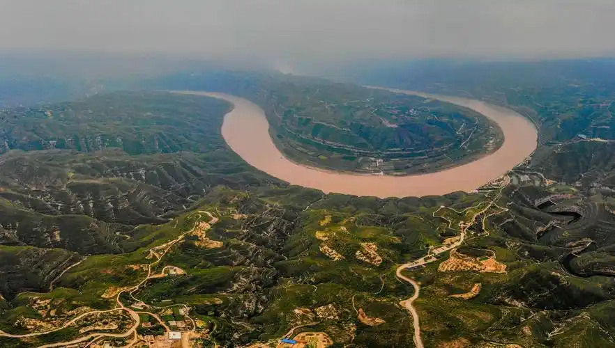 最后拍了一张变形的全景,黄河河道被完全的畸变,但是,能堪堪看见三个