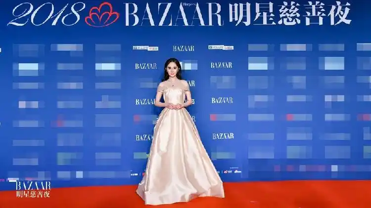 众星亮相芭莎明星慈善夜 李宇春短裙秀美腿杨幂公主风甜美