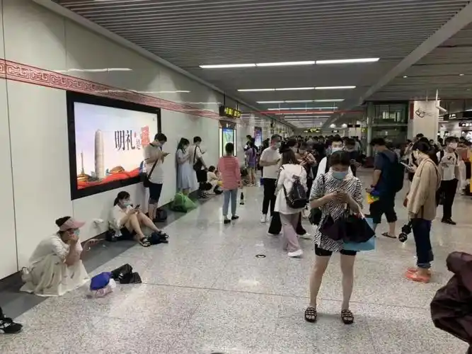图为7月20日滞留在郑州地铁1号线西流湖站的市民
