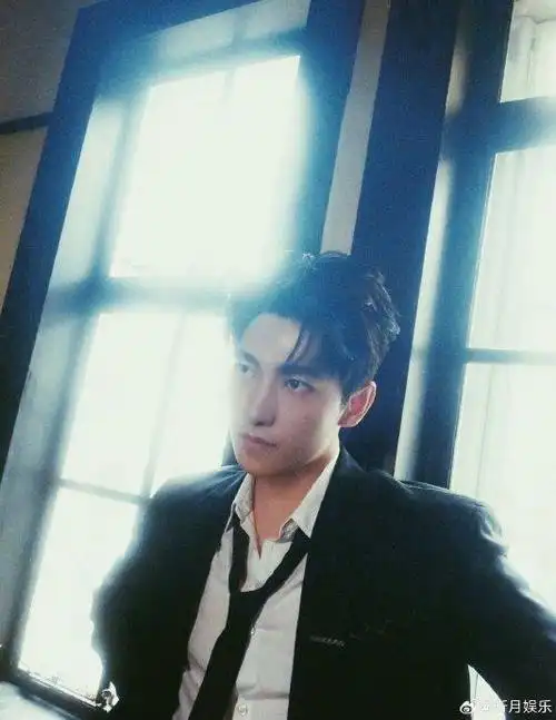 829杨洋用脸鲨人事件!抗住了怼脸拍,每一个角度都好完美 黑白配,绝配!