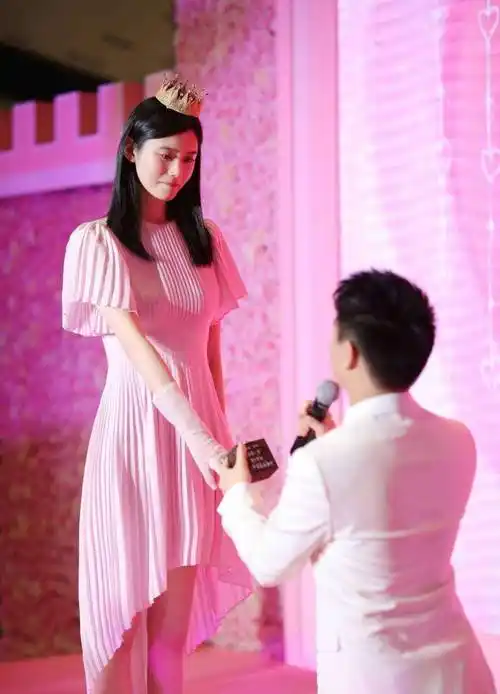 97年关晓彤镶钻礼服惊艳全场,站在89年奚梦瑶旁边,形成鲜明对比_美食