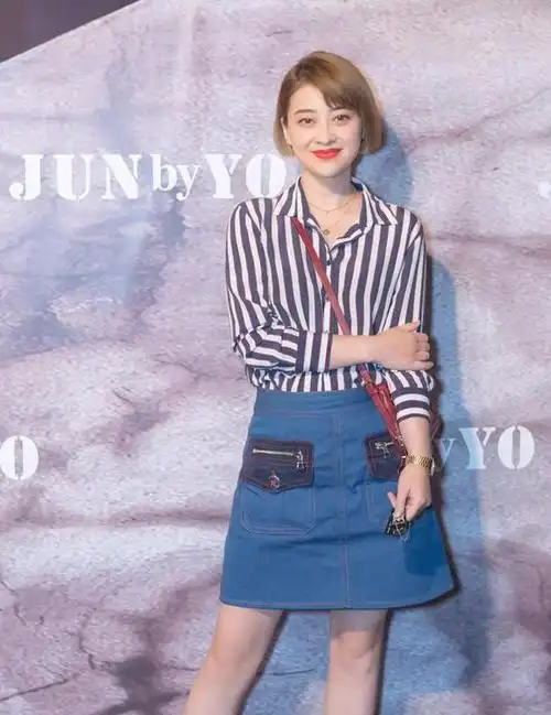 梅婷剪短发后太惊艳!穿条纹衬衫配牛仔裙像少女,整个人美回18岁