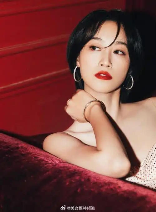 蓝盈莹复古摩登红裙写真释出妆容精致露锁骨氛围感满满