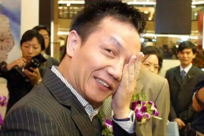 2021年,一场生日宴,撂倒六位主持人,上海首富周正毅怎么做到的