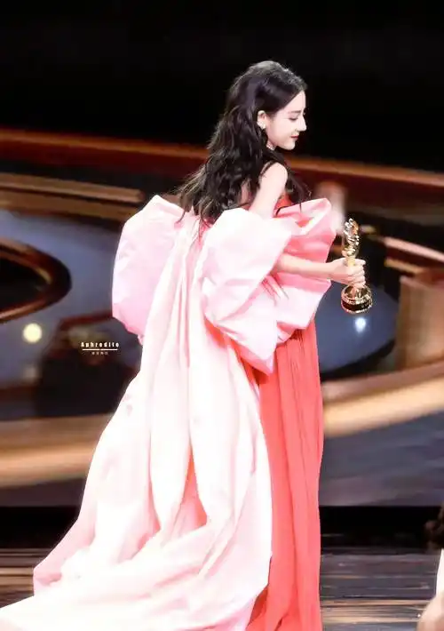 微博之夜神图,杨幂第一_礼服_光影_氛围