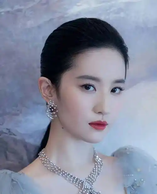 刘亦菲和一位摄影师被疑似陷入恋情,这一消息引发了大批粉丝的激烈