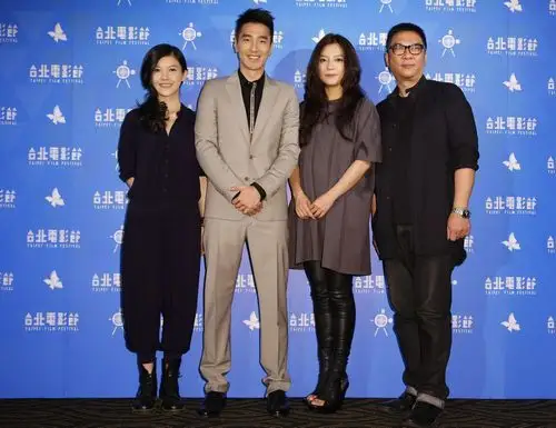 《致青春》台湾首映 赵薇携赵又廷杨子姗赴台