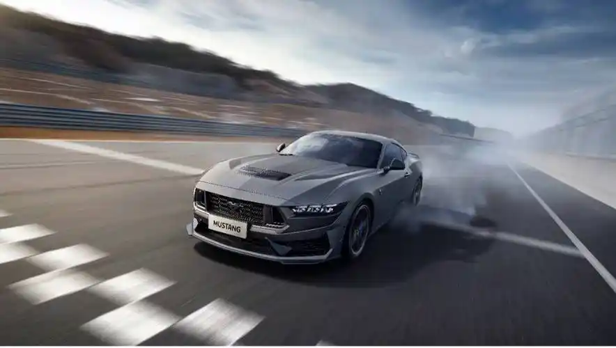 0l v8 高性能跑车正式开售,厂商指导价人民币725,000元.