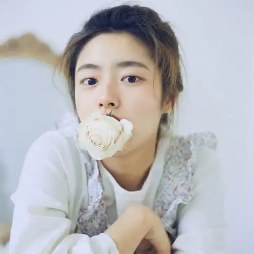 嘴叼鲜花头像图片