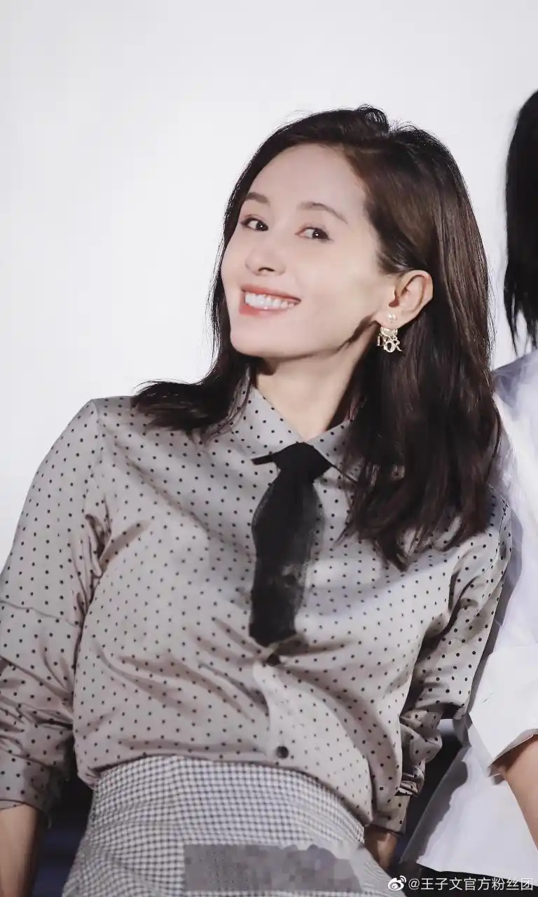 王子文|#我和我的家乡票房破2亿# 美丽杰西卡,业ing 祝大家双节快乐.