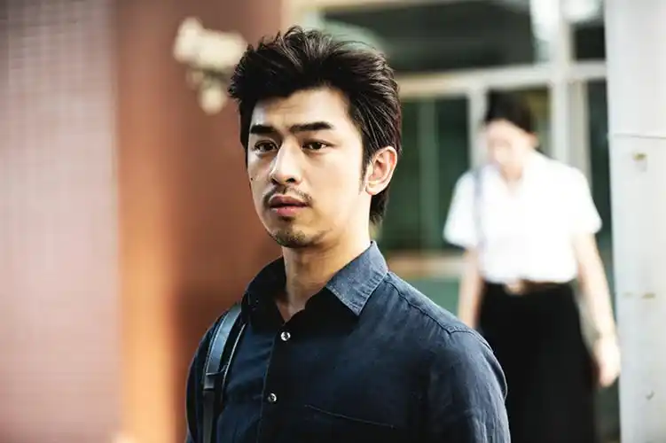 他是《蓝色大门》中的完美初恋情人张士豪,也是《我可能不会爱你》里