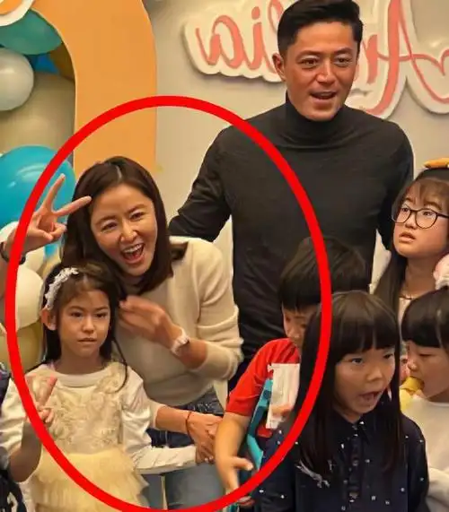 林心如一家三口合影曝光,自己行头百万,霍建华和女儿穿搭却被嘲
