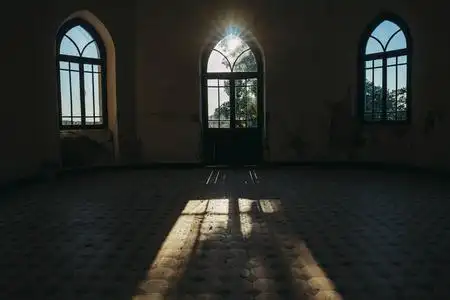 阳光透过房间的旧窗户照射进来.照片