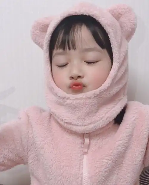 权律二戴帽子嘟嘴