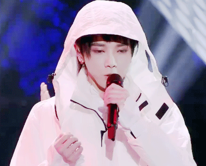 华晨宇忧郁王子荣升爸爸是音乐鬼才还是精分少年