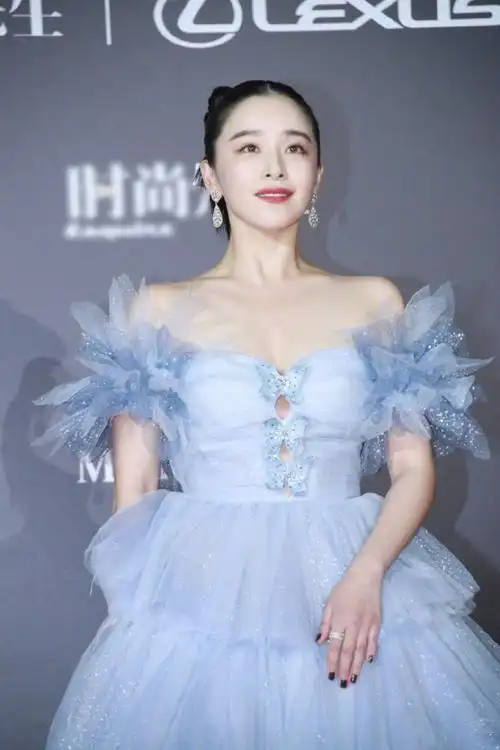 阚清子穿星空礼服,柔美梦幻宛若仙女下凡,这千年不变的气质太好