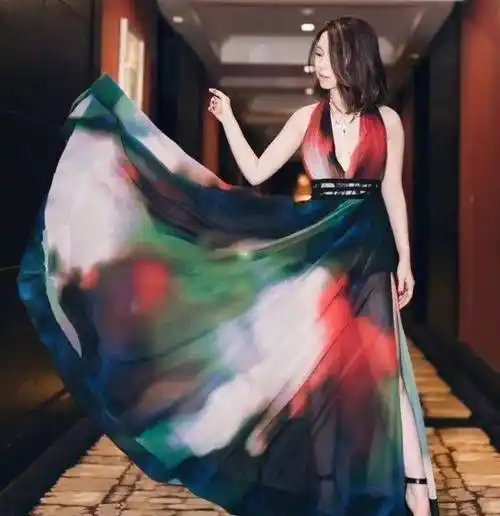 赵丽颖参加跨年,主持人一句玩笑让她接不上话,结果主持人被骂惨_因为