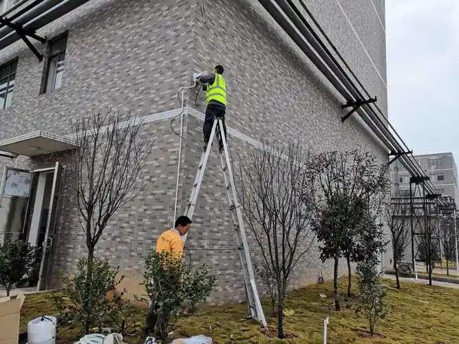 厂房在安装照明灯.