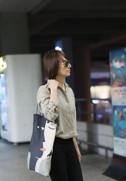 袁泉的搭配太聪明私服偏爱蓝色灰色秋季这么穿淡雅又清新