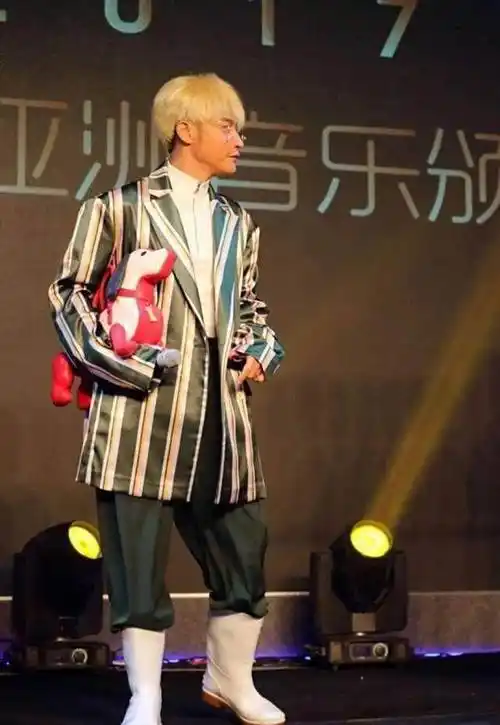 陈志朋雷人辣眼惨变一米五55岁他穿10厘米高跟鞋她穿的也浮夸