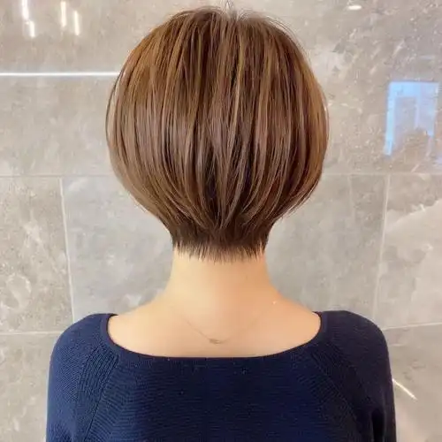 过时的发型有很多,但修饰头型的短发肯定不过时,立体后脑勺短发就是