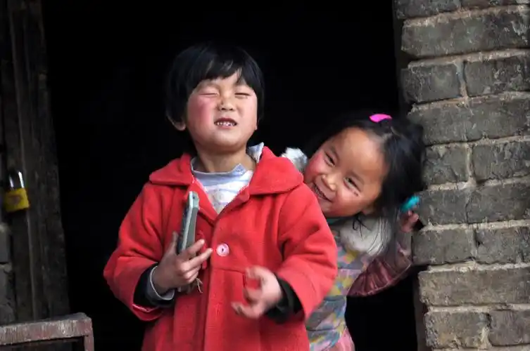 贫穷挡不住农村的孩子的快乐.