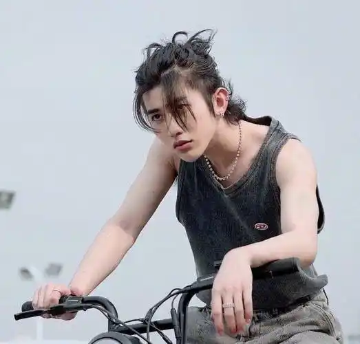 留胡子,绑辫子,穿背心露肩膀,这就是蔡徐坤理解的"硬汉风"?