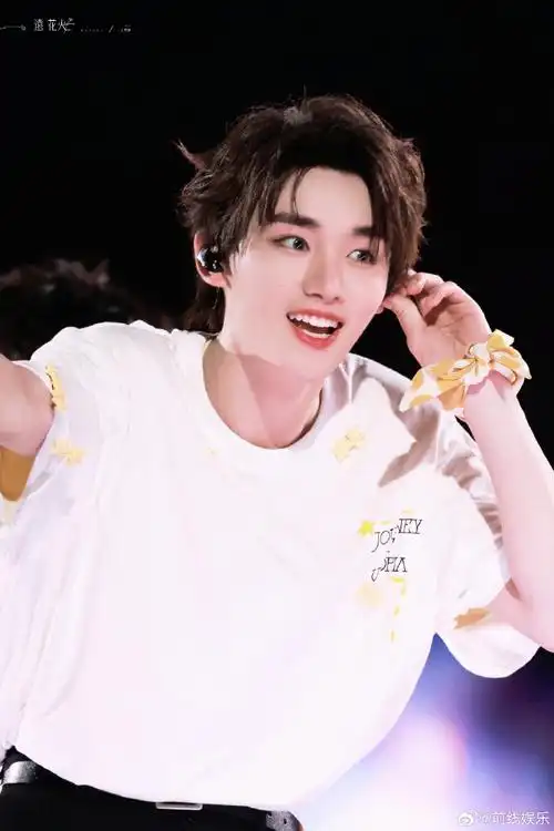 差别有点大吧,丁程鑫长得挺帅的～#丁程鑫长这样吗