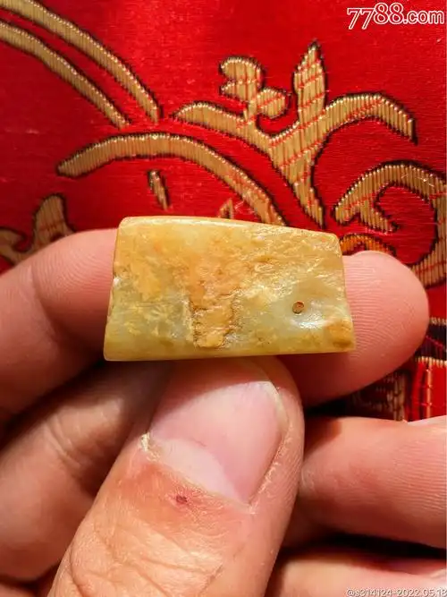 红山时期黄玉血沁玉坠早期象形像个蚂蚱顶端有定位点沁色漂亮能佩戴顶