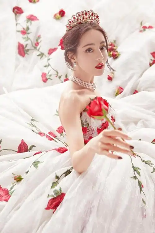 玫瑰庄园在逃公主!迪丽热巴戴皇冠首踏红毯,超大裙摆分外壮观