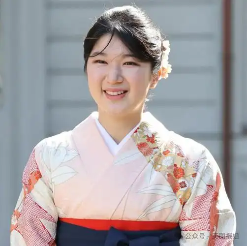 日本天皇独生女事业爱情双丰收毕业礼大气亮相疑似帅男