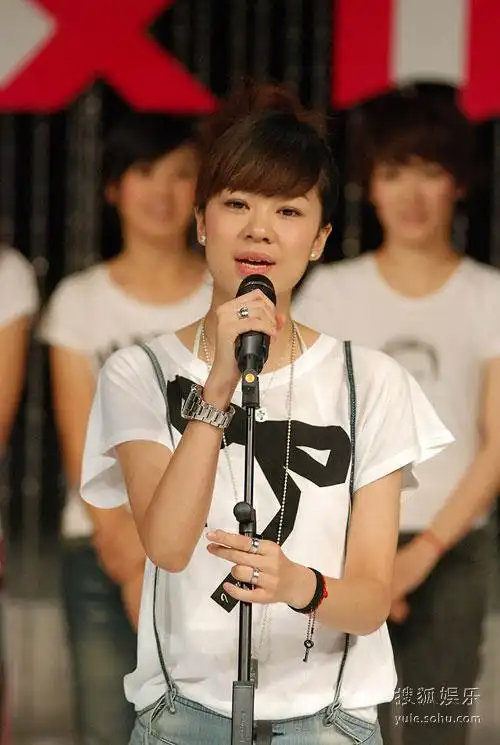 图:快乐女声总决赛发布会 郁可唯演唱