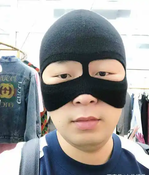 只见他晒出杜海涛的搞怪照片,没想到连海涛戴着头套的"黑"照都能收藏