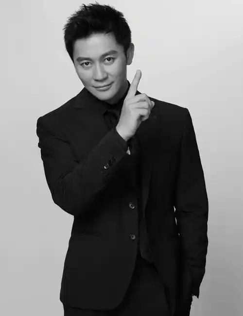 52岁闫妮被传与小7岁李晨恋爱,双方齐齐发声辟谣:假的_恋情_身材_状态