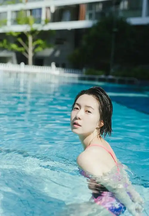 泳池内的泳装美女戏水美肤精致五官写真集 @微相册 @微博摄影