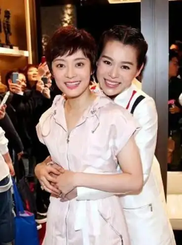 孙俪一脸凶相到底算不算大美女看看她和胡杏儿的合照你就明白了