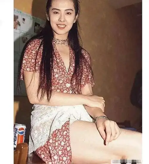 多年前王祖贤的照片,没想到她的大腿这么粗,真是有点吓人!