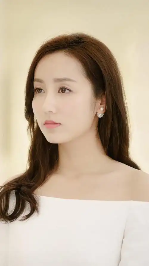 我觉得吕一就是这样的,颜值她有,演技她也不赖,但是有时单看照片要想